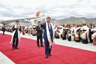 Le président chinois Xi Jinping arrivant à Lhassa pour une de ses rares visites au Tibet. KEYSTONE/EPA/XINHUA / Yin Bogu